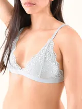 Soutien tipo bralette de encaje en color celeste, con diseño triangular y banda elástica en la base.