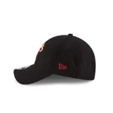 Gorro New Era 9FORTY negro con logo bordado del equipo de baloncesto Miami Heat en el frente.