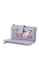 Billetera de mujer color negro con textura granulada, cierre de broche, bolsillo externo con cierre y correa de mano. Incluye logo metálico de la marca Lincoln's.