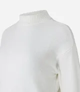 Buzo suéter de chenille color azul marino, con cuello alto y rib en puños, cuello y bajo.