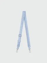 Correa ajustable para cartera Longchamp modelo Le Pliage Xtra, en color celeste con el nombre de la marca grabado a lo largo de la cinta de lona. Cuenta con herrajes metálicos plateados y ganchos de mosquetón en los extremos.