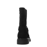 Botas de caña media color marrón, confeccionadas en material sintético con textura gamuzada. Presentan una tira decorativa con hebilla metálica en el tobillo y una suela track negra de goma.