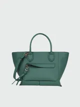 Cartera tipo tote bag de cuero color verde bosque, con dos asas superiores y correa larga desmontable. Presenta un bolsillo exterior con cierre y herrajes dorados.
