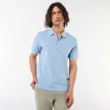 Remera polo de piqué de algodón color celeste, con cuello y bordes de mangas en tono contrastante con ribete blanco. Cuenta con cierre frontal de botones.