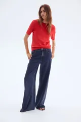 Remera de manga corta en punto fino de mezcla de viscosa, color rojo vibrante. Presenta escote redondo, puños y bajo en punto acanalado.