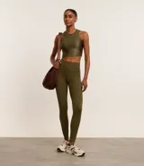 Pantalón legging deportivo color verde oliva, de microfibra con textura acanalada y cintura alta.