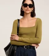 Blusa de manga larga, color verde oliva, con escote cuadrado y corte ajustado.