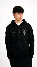 Hoodie negro con cierre frontal parcial, capucha con cordones ajustables y bolsillo tipo canguro. Presenta estampados gráficos en color blanco en el pecho.