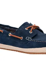 Mocasines estilo náutico de gamuza azul marino con cordones de cuero marrón. Presentan una suela con detalle de yute trenzado alrededor del borde y base de goma.