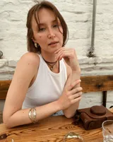 Aros tipo argollas de diseño artesanal con acabado texturizado y forma irregular. Fabricados en bronce y alpaca, con pernos y cierres de plata 925.