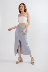 Falda midi celeste de seda con tajo frontal y cintura ajustable con lazos.