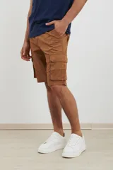 Bermuda cargo de color verde, con diseño funcional de seis bolsillos, incluyendo bolsillos laterales con solapa. Confeccionada en tejido de algodón con elastano para mayor comodidad.