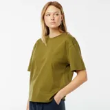 Remera verde militar de corte recto, con cuello redondo y mangas cortas con dobladillo.
