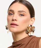 Maxi aros dorados con forma de flor orquídea y efecto martillado. Cierre con tornillo.