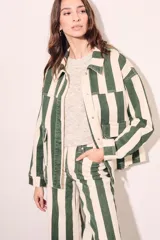 Sobrecamisa oversize con estampado a rayas verticales verdes y blancas, con cuello clásico, cierre frontal con botones y bolsillos de parche en el pecho.