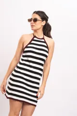 Vestido corto de punto con cuello halter, diseño ajustado y patrón de rayas horizontales en blanco y negro, con terminaciones en bordó.