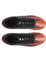 Championes de fútbol Under Armour Shadow Select 3 FG, con parte superior sintética suave en color negro y naranja, y suela de TPU con tacos cónicos para tracción en superficies naturales firmes.