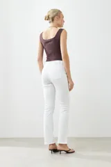 Pantalón jean de corte recto color crudo.