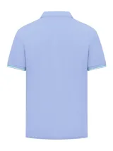 Remera polo celeste RKF modelo Mitchell, de manga corta, confeccionada en piqué 100% algodón Pima. Cuenta con cuello polo, cierre de botones y detalles contrastantes en verde y blanco en los puños y el interior del cuello, además de un logo bordado en el pecho.