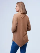 Buzo azul en tejido soft de la marca Ruby Rd. Tiene cuello volcado con aplique de botones y terminación de ruedo asimétrico.