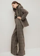 Pantalón de vestir marrón con patrón a cuadros, de tiro medio y corte wide leg.