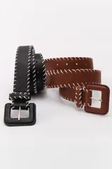 Cinto color camel de cuero sintético con hebilla cuadrada y costuras blancas.