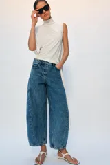 Jeans balloon leg de tiro medio color tostado, con diseño de cinco bolsillos, efecto lavado y costuras decorativas laterales.