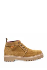 Bota acordonada de cuero gamuza color beige, con suela de goma dentada y forro interior a cuadros.