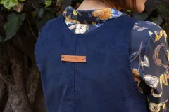 Chaleco de pana azul marino con cuello a la base, espalda irregular y terminación desflecada.