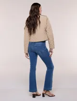 Campera corta capitoneada Michael Kors de color beige, con diseño acolchado en rombos, cuello camisero, cierre frontal de botones metálicos a presión y bolsillos frontales con solapa. Incluye un pequeño bolsillo en la manga.