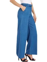 Pantalón de jean azul de pierna ancha con cinturón trenzado.