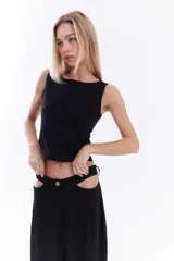 Top negro de corte al cuerpo, sin mangas, con escote redondo y diseño liso.