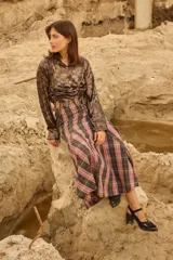 Camisa de satén color negro con acabado brillante, cuello en V, cierre frontal con botones de nácar y diseño ajustable con cordones laterales para fruncir.