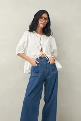 Pantalón jean ancho de tiro alto color azul oscuro, con bolsillos delanteros amplios y corte palazzo.