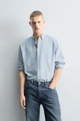 Camisa de corte relajado confeccionada en una mezcla de algodón, lyocell y seda de origen italiano. Presenta cuello abotonado, manga larga con puños abotonados y cierre frontal con botones.
