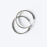 Aros tipo argolla de diseño minimalista, fabricados en plata 925 con acabado pulido.