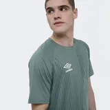 Remera deportiva Umbro modelo Bosse, de color gris claro con rayas verticales sutiles en el frente y mangas cortas. Cuenta con el logo de la marca estampado en el pecho.