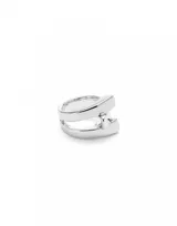Anillo plateado de aleación de metales con diseño moderno y minimalista.