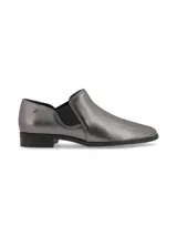 Zapato estilo sastrero de cuero metalizado gris, con taco bajo, punta semi-redondeada y elásticos laterales texturados.