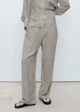 Pantalon de corte recto con estampado de rayas verticales, tiro medio y detalle de pinzas delanteras. Cuenta con cierre frontal de botón, gancho y cremallera, además de trabillas para cinturón y bolsillos laterales.