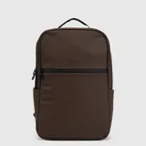Mochila urbana de diseño minimalista en color marrón, con compartimento principal y bolsillo frontal con cierre, asa superior y correas acolchadas.
