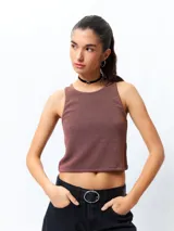 Top sin mangas, ajustado al cuerpo, color marrón rojizo con textura acanalada.