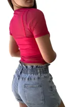 Remera fucsia de tull con mangas cortas y cuello alto.