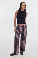 Jean de corte relaxed y cintura alta con diseño a rayas verticales en tonos negro, gris y rosado. Presenta pieza lateral en contraste y bolsillos funcionales.