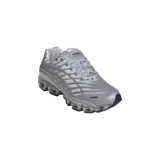 Championes Adidas Megaride F50 color plateado metalizado, con suela tecnológica de amortiguación con múltiples cortes circulares visibles y diseño aerodinámico.