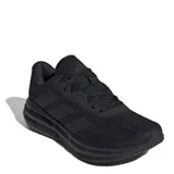 Championes de running Adidas modelo Galaxy 7, color negro. Presentan un diseño de malla transpirable con las icónicas tres tiras laterales en tono sobre tono y mediasuela con tecnología Cloudfoam para mayor amortiguación.