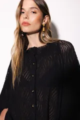 Camisa negra super holgada de popelina de algodón con hombro caído, manga ancha, volado en el cuello y cierre frontal con botones.