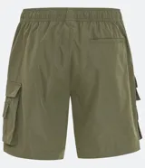 Bermuda cargo de tejido plano color verde militar, con cintura elástica ajustable mediante cordón negro. Presenta múltiples bolsillos utilitarios con solapa, algunos con argollas metálicas en forma de D. En el muslo izquierdo se observa un estampado invertido de texto.