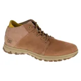 Bota de caña media Caterpillar, confeccionada en cuero nubuck color marrón. Presenta cierre con cordones, cuello acolchado en contraste y suela de goma con tecnología Ease para mayor amortiguación.