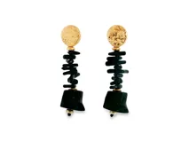 Pendientes colgantes con base de disco superior dorado y texturizado, del cual cuelgan múltiples piezas irregulares negras y una piedra pulida en la base.